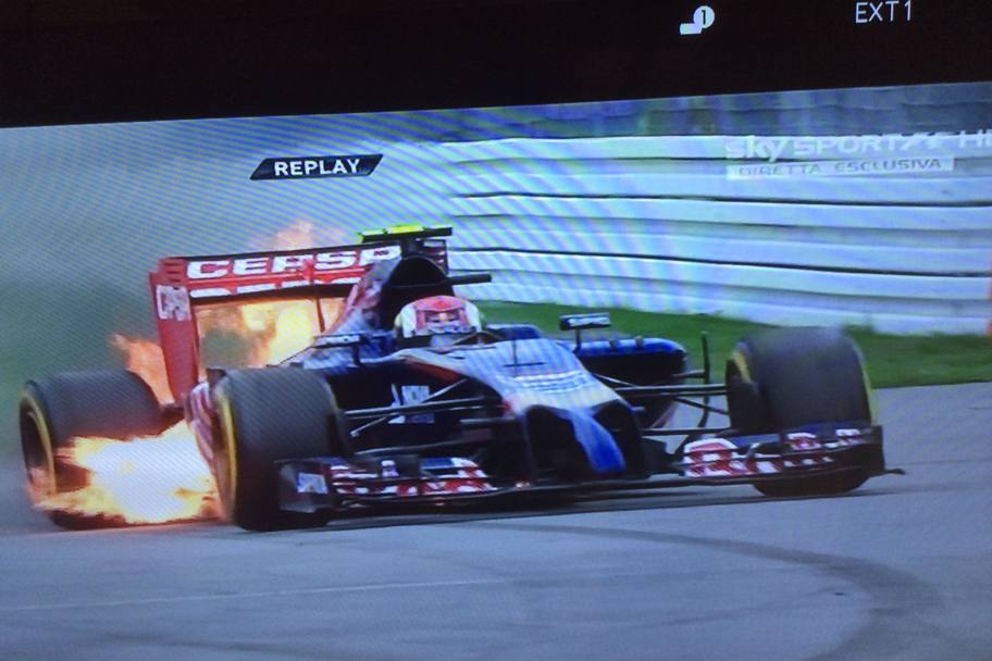 La vettura di Daniil Kvyat prende fuoco (FOTO ERCOLE COLOMBO)